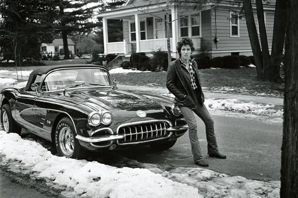 Springsteen, fotografiado junto al coche que se compró con las primeras ganancias por 'Born To Run'
