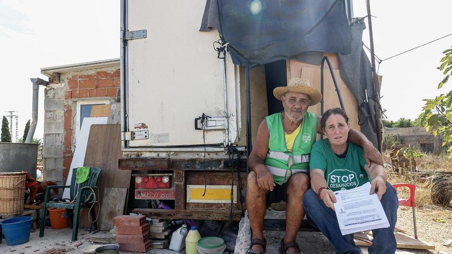 Consuelo y su marido viven en una pequeña caravana desde hace cuatro meses