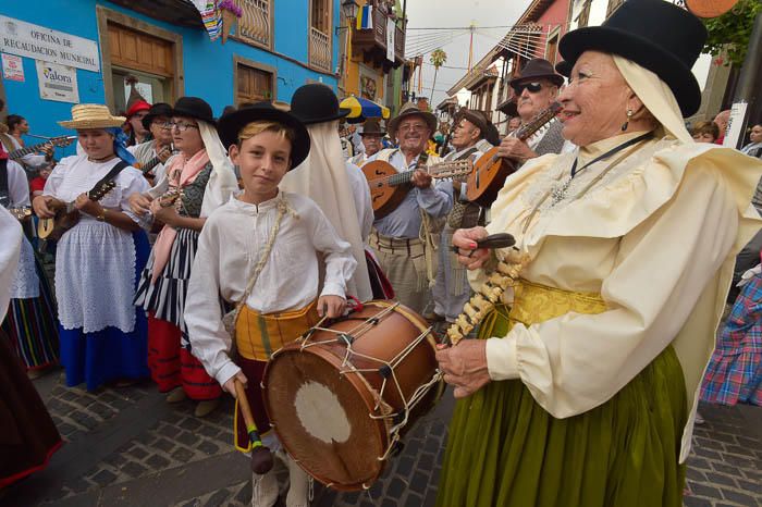 Carretas y grupos en la romería del Pino