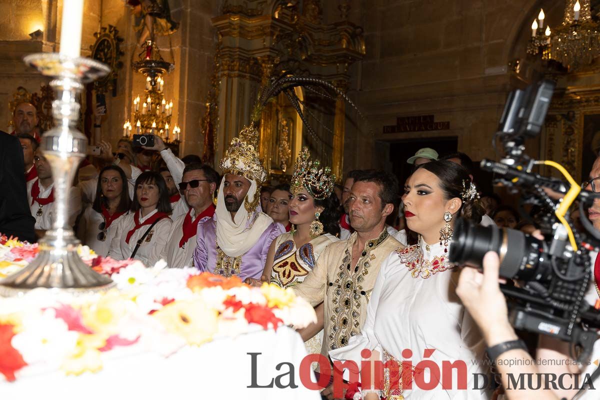 Bandeja de flores y ritual de la bendición del vino en las Fiestas de Caravaca