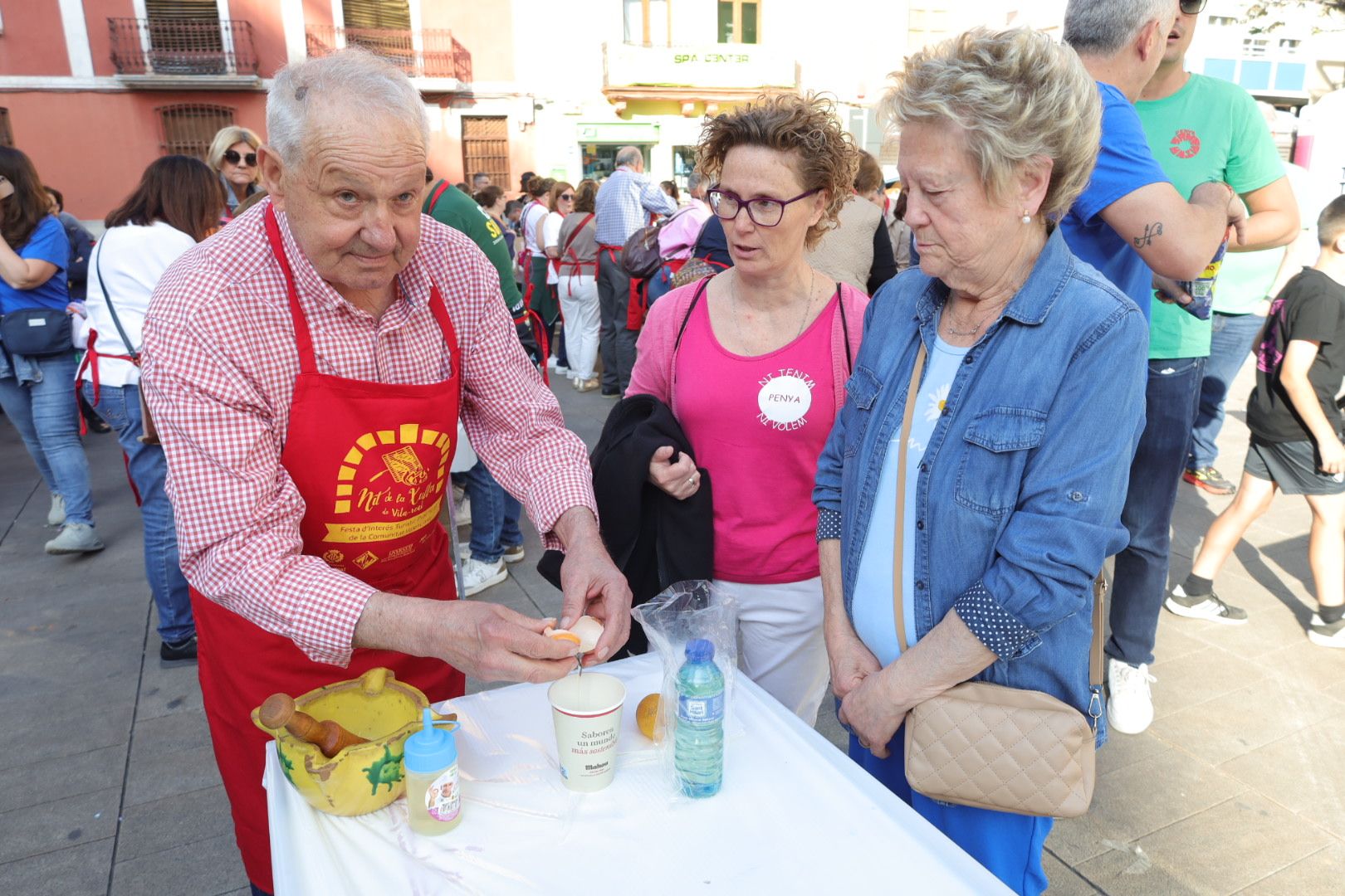 FOTOGALERÍA I Las imágenes de la Nit de la Xulla y del encuentro de elaboración de allioli de las fiestas de Vila-real