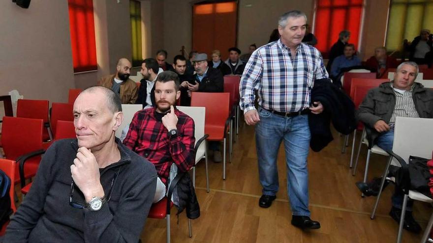 Militantes de IU, antes del inicio de la asamblea, con el Alcalde en primer término.