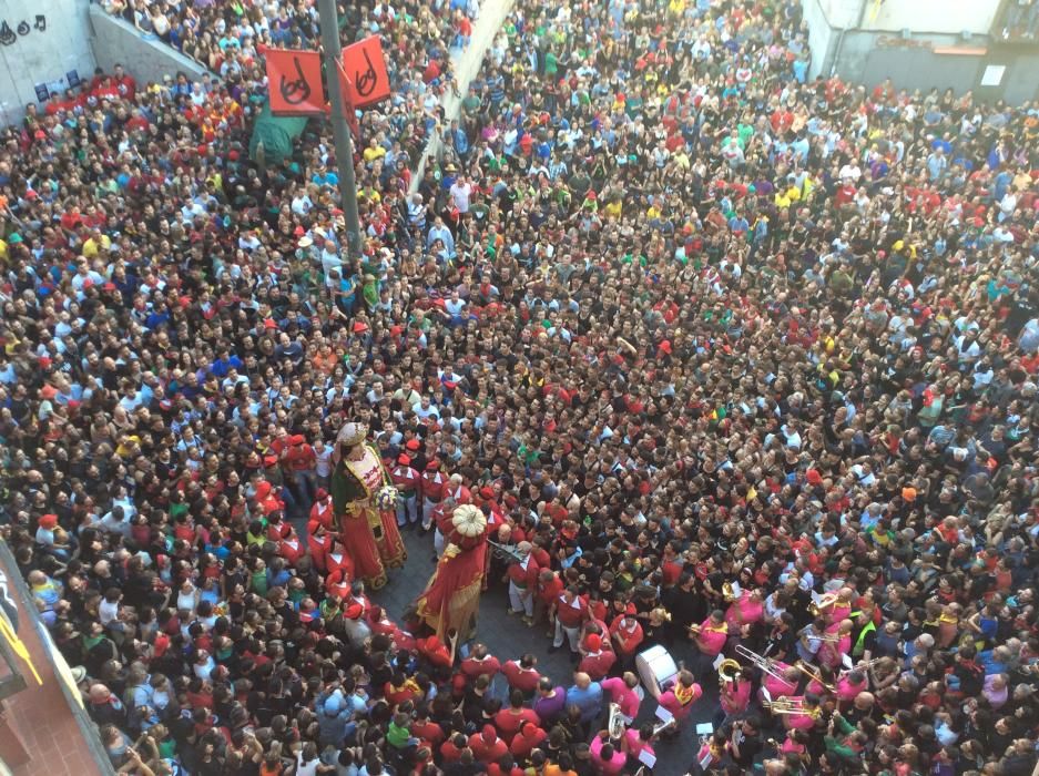 La plaça de Sant Pere s''omple a vessar en l''inici de la darrera passada de la Patum