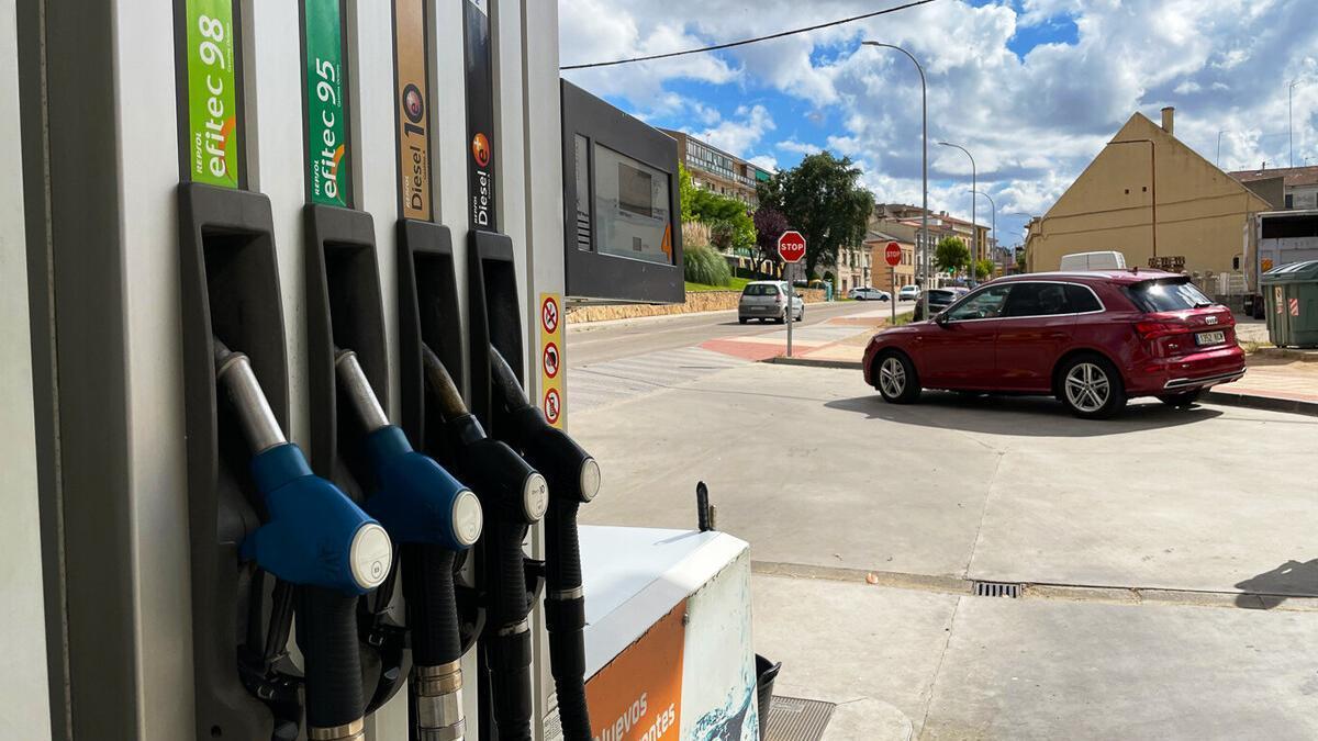 Llenar un tanque de 60 litros con gasolina es tres euros más caro que hace un mes.