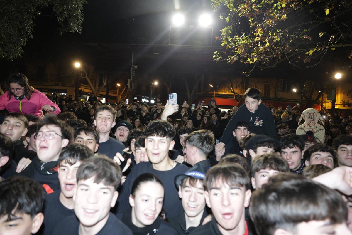 Sant Antoni se encomienda a sus fieles en un Primer Ball multitudinario en Manacor Sant Antoni se encomienda a sus fieles en un Primer Ball multitudinario en Manacor