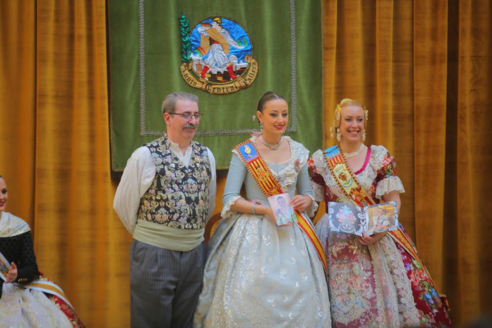 Intercambio de fotos con la fallera mayor e imposición de bunyols d'or