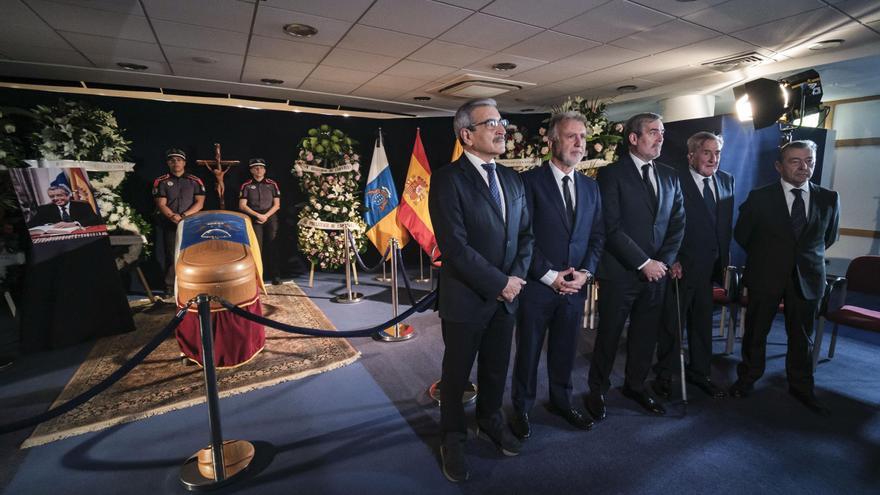 Expresidentes rinden homenaje en la capilla ardiente de Lorenzo Olarte este domingo.