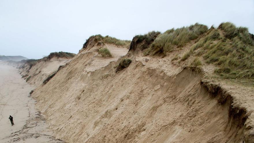 El frente dunar del Espartal, erosionado por la acción del mar. | Ricardo Solís