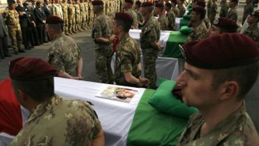 Italia se paraliza para dar un emotivo adiós a los soldados muertos en Kabul