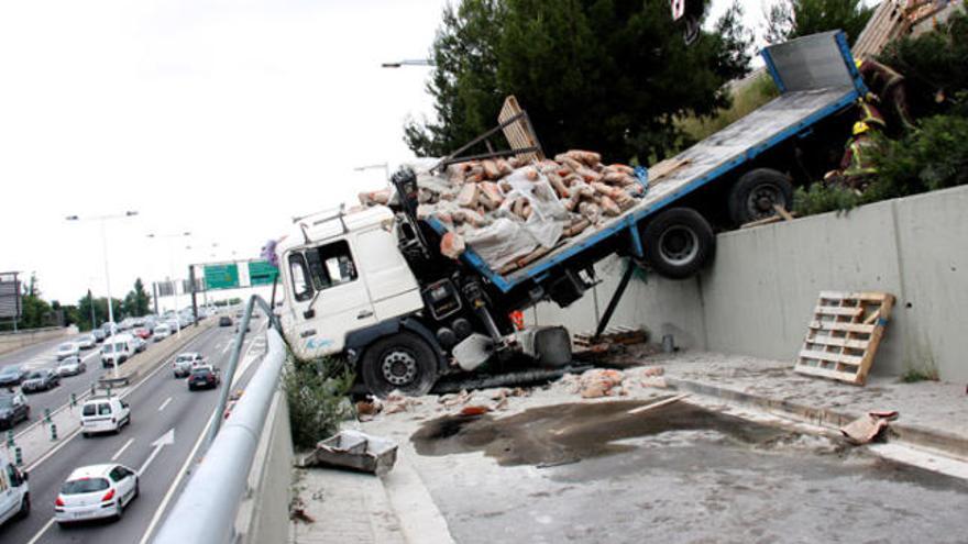 Un accident col·lapsa  la Ronda de Dalt