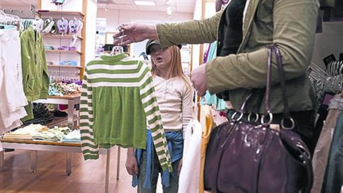 Moda 8Una madre y su hija compran en una tienda de Gap en EEUU.