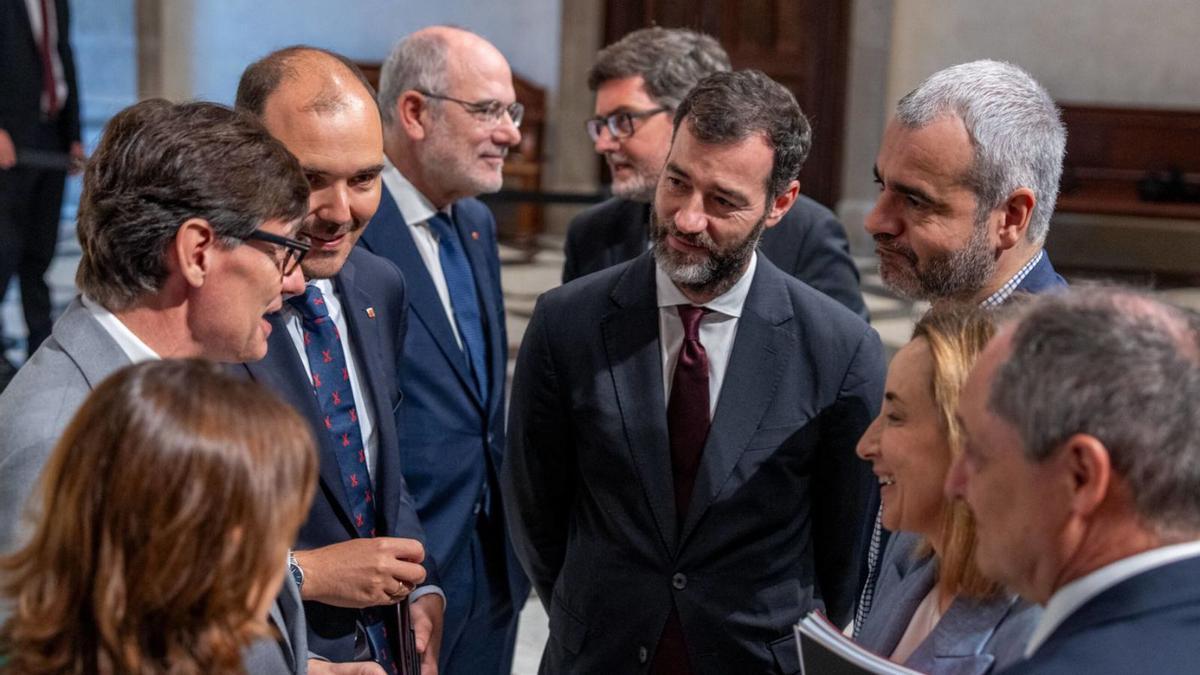 El president Salvador Illa, amb els membres de la comissió tècnica sobre l’ampliació de l’aeroport, ahir. | JORDI OTIX