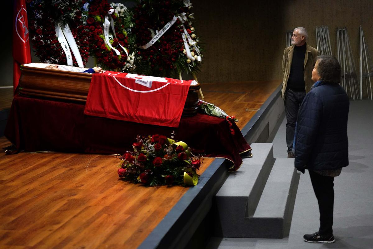 La capilla ardiente por Nicolás Redondo, instalada en el salón de actos de la sede de UGT, en Madrid