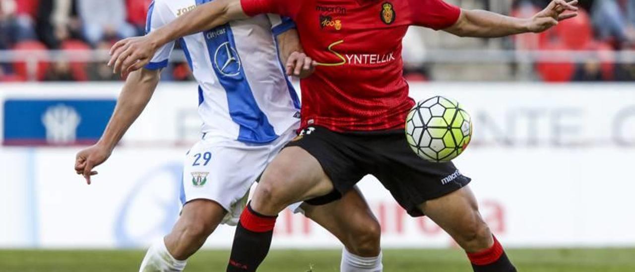 Ortuño controla el balón ante el Leganés en el partido del sábado.