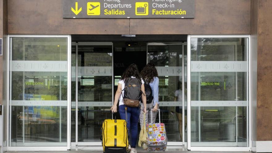 Dos jóvenes entran en el aeropuerto Tenerife Norte el pasado lunes.