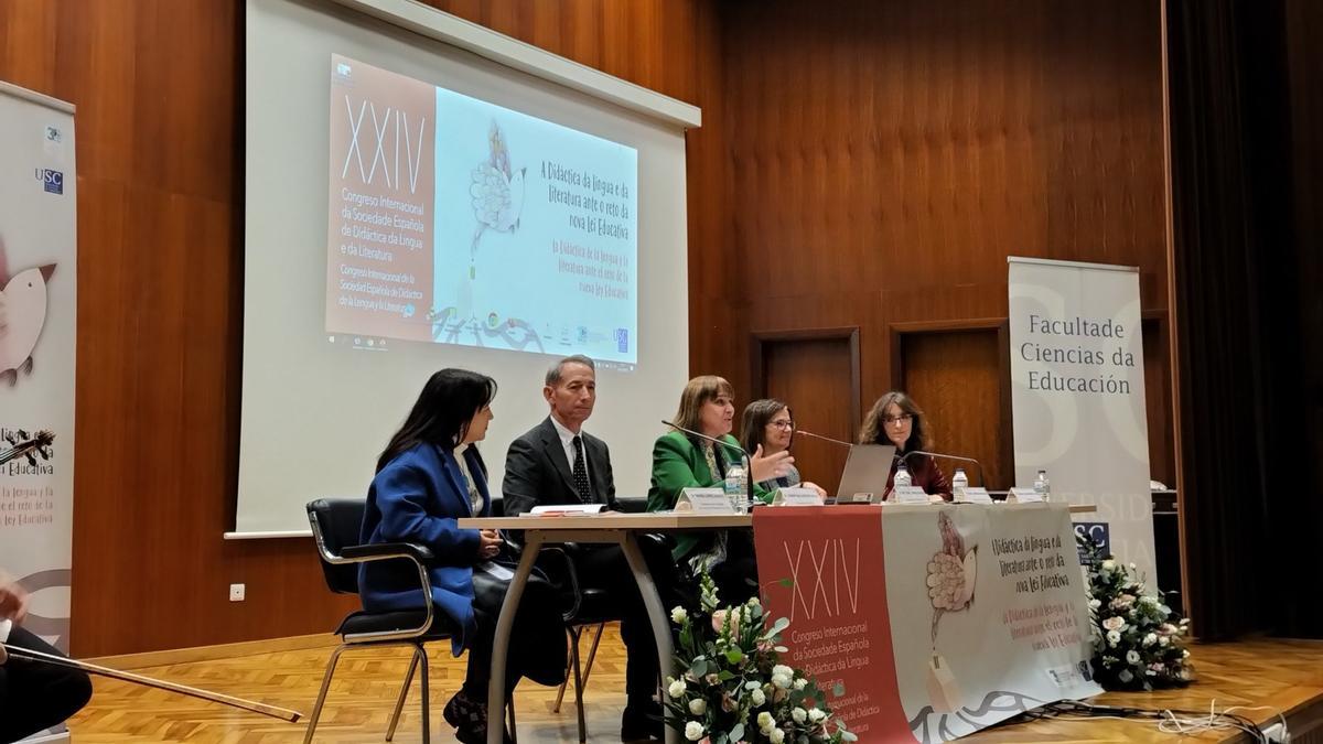 Los miembros de la mesa durante la inauguración del congreso