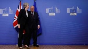 El presidente de la Comision Europea, Jean-Claude Juncker, junto a la primera ministra del Reino Unido, Theresa May, este miércoles en Bruselas.