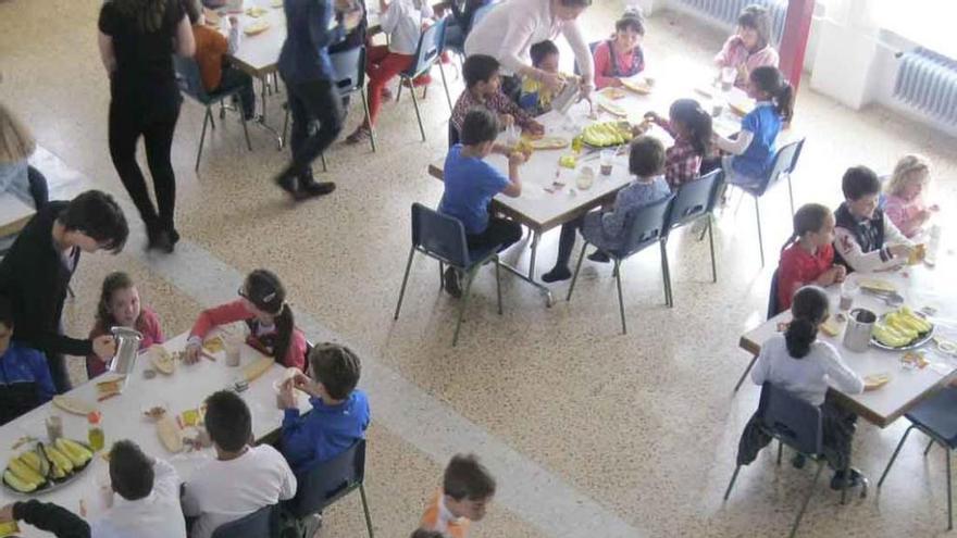 Alumnos en un comedor escolar de la provincia.
