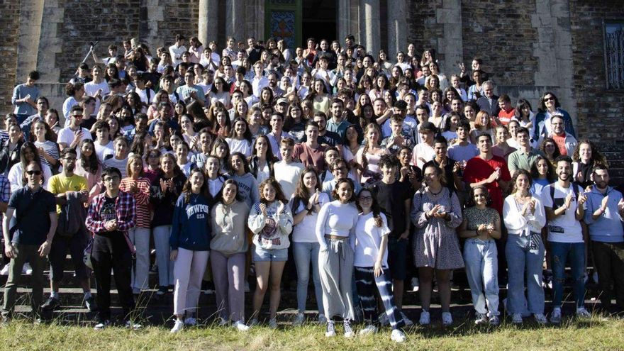 Foto de familia de los más de cuatrocientos jóvenes voluntarios, en el seminario menor de Belvís.