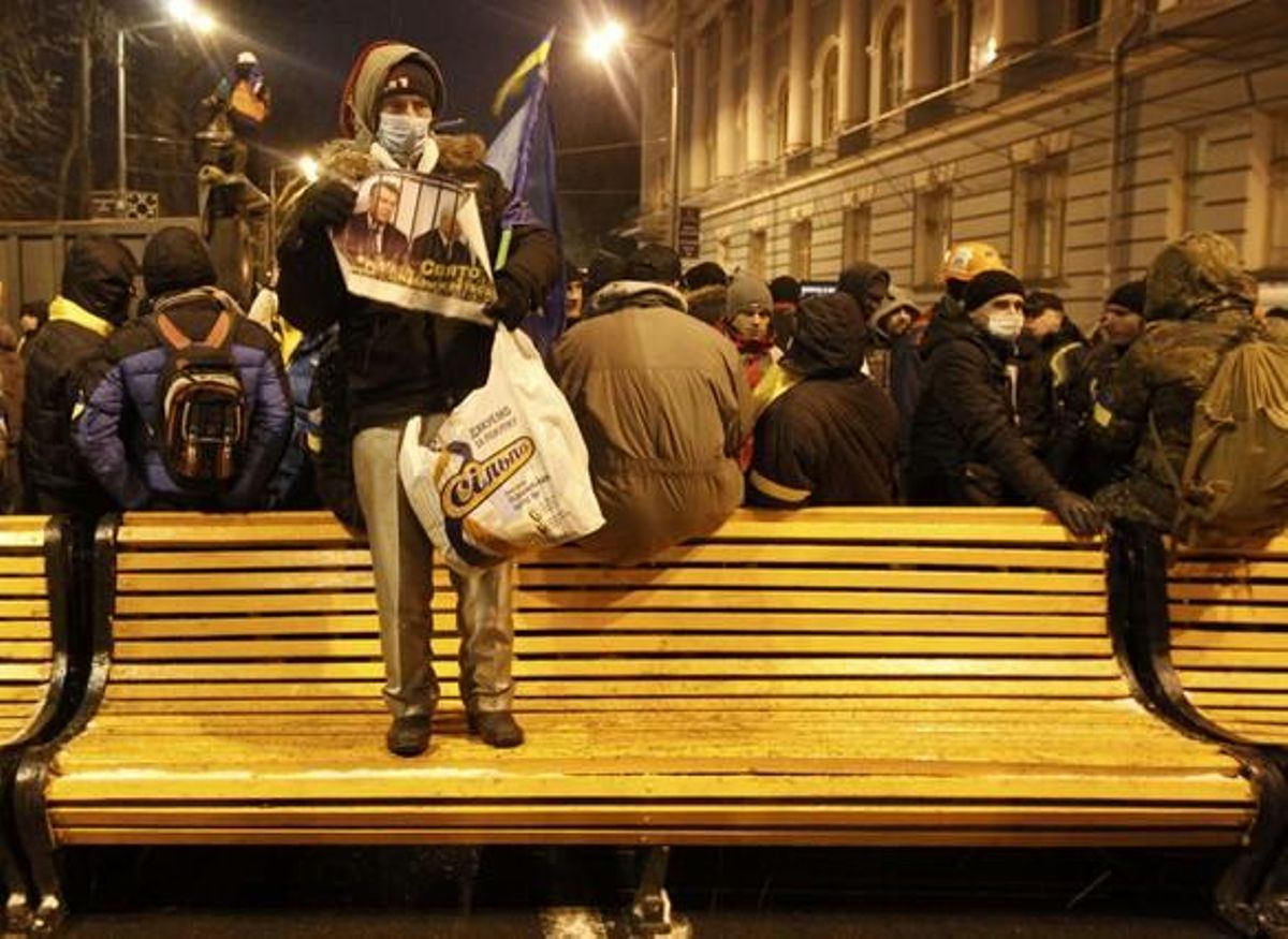 Els manifestants de Kíev bloquegen els carrers amb barricades durant la protesta organitzada pels partidaris de la Unió Europea.
