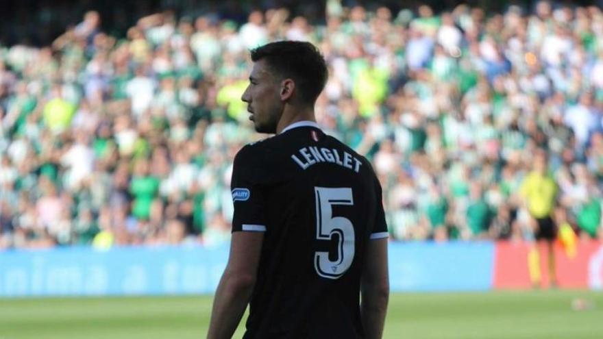 Lenglet arriba a Sevilla per ultimar la seva desvinculació i fitxar pel Barça