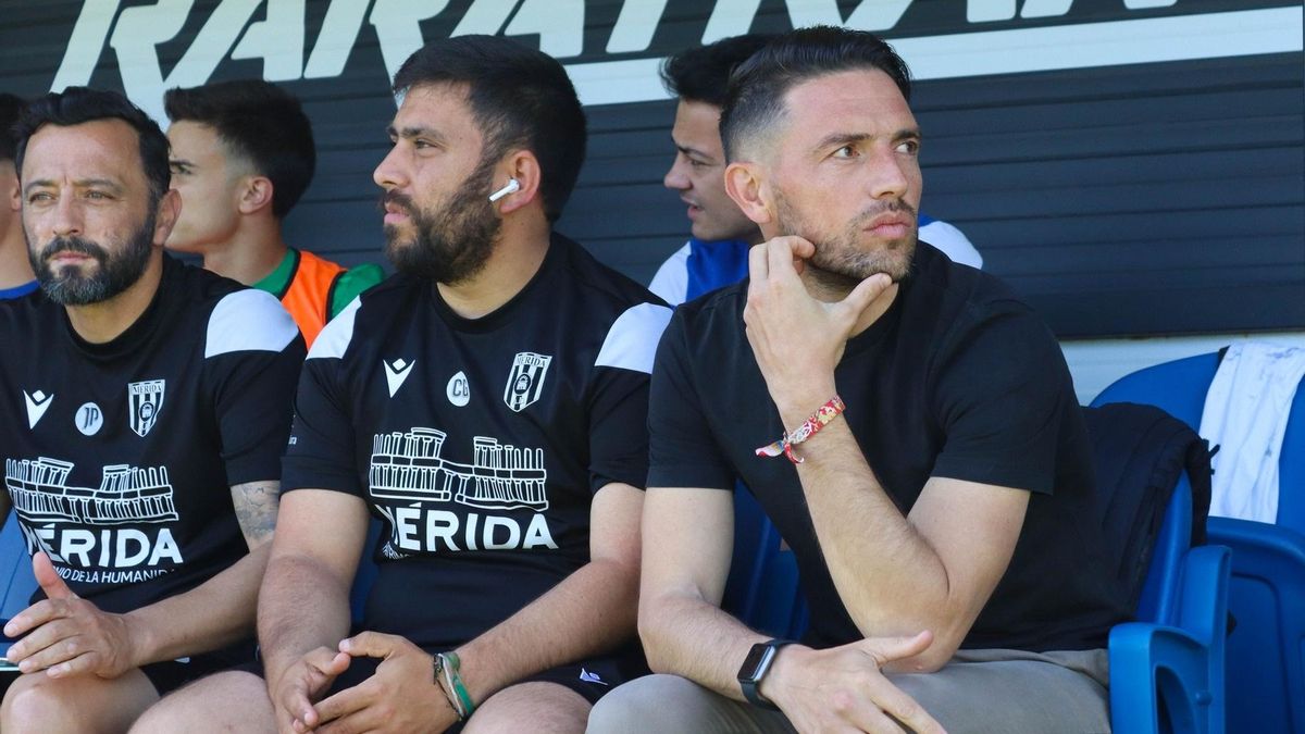 David Rocha, derecha, en el banquillo durante un partido en el estadio Romano.