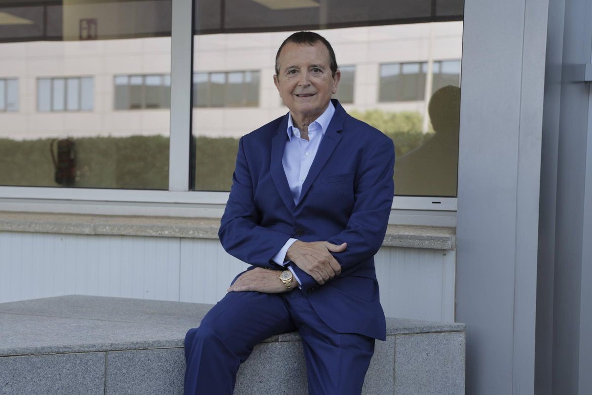 Manuel Palma, en la entrada de acceso a Levante-EMV.