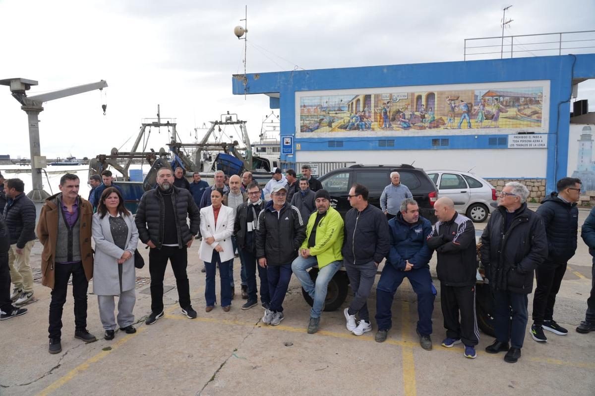 Pescadores de Castellón durante la concentración en la Lonja del Grau.