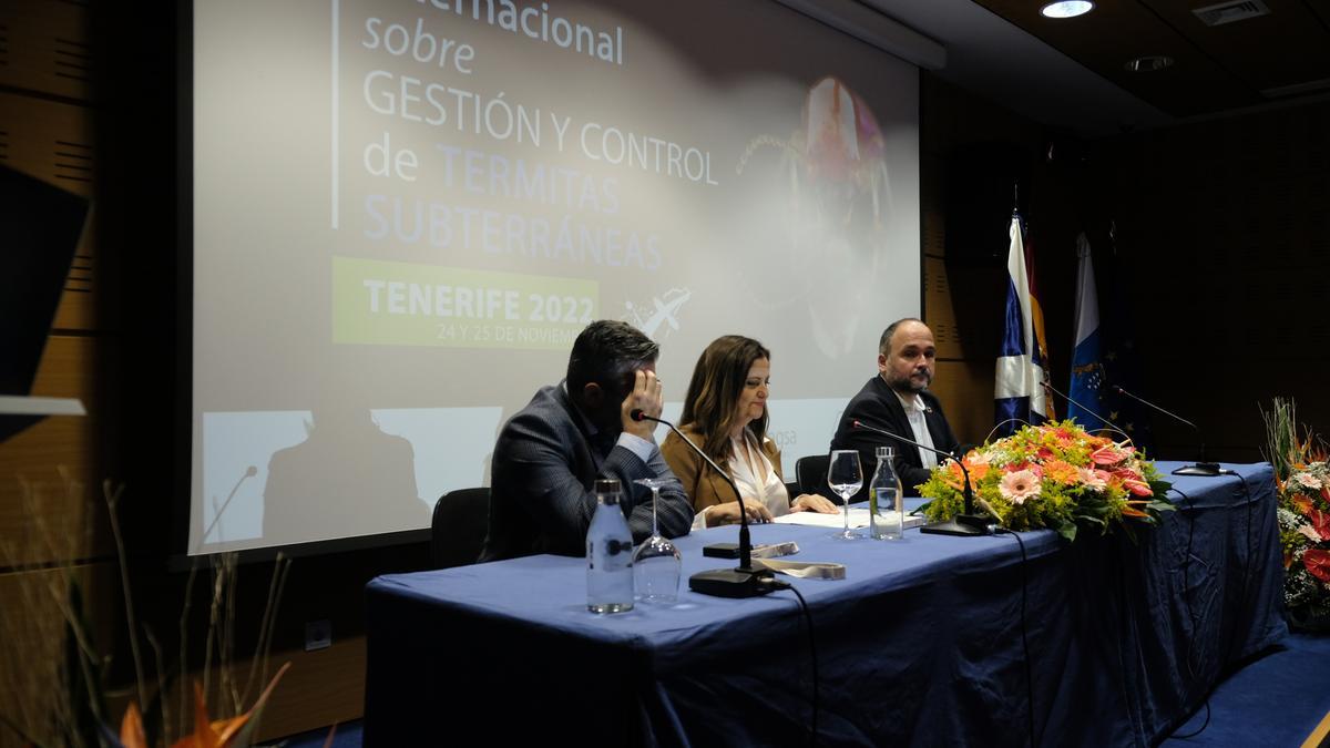 Miguel Ángel Pérez, Isabel García y José Antonio Valbuena en la apertura del congreso de termitas subterráneas, en La Orotava