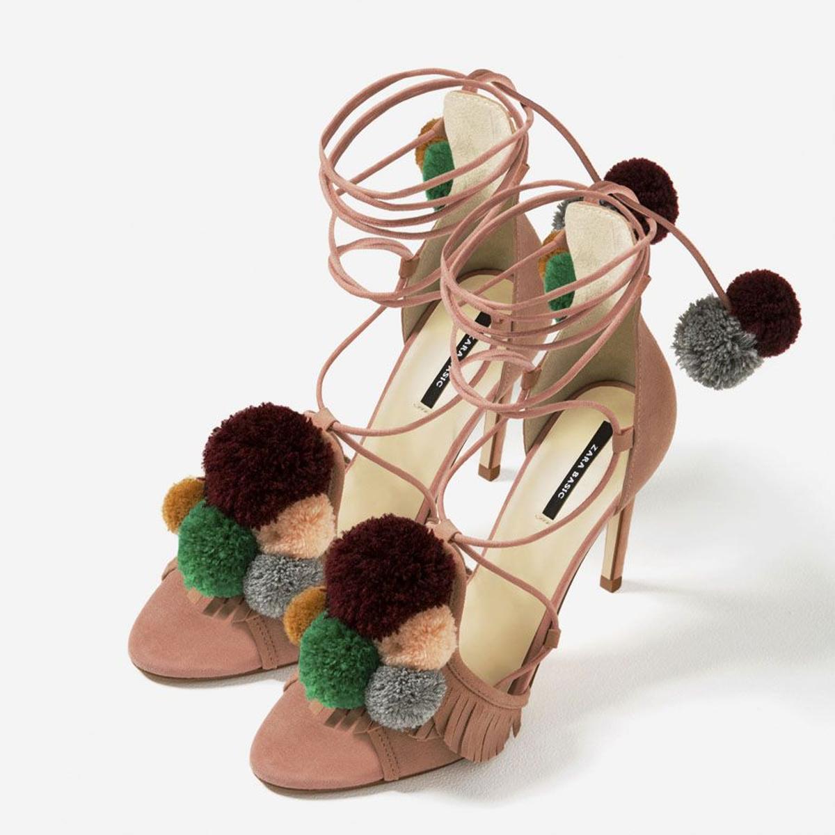 Rebajas 2017- los zapatos de Zara que vas a querer: sandalias con pompones