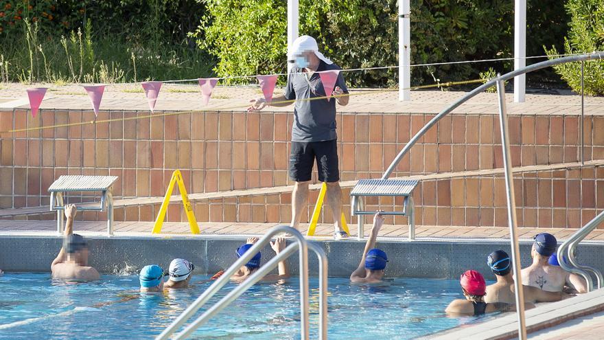 La oposición carga contra el bipartito por triplicar el precio de los cursos de natación