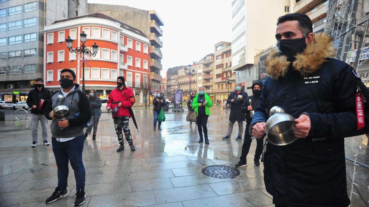 La hostelería de Vilagarcía hace sonar sus cacerolas a modo de protesta reivindicando su derecho a trabajar