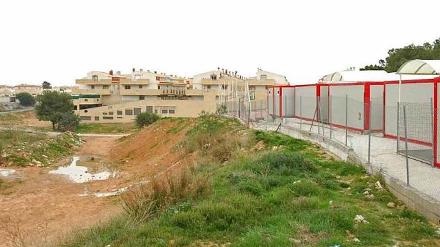 El IES Playa Flamenca, al borde de un barranco