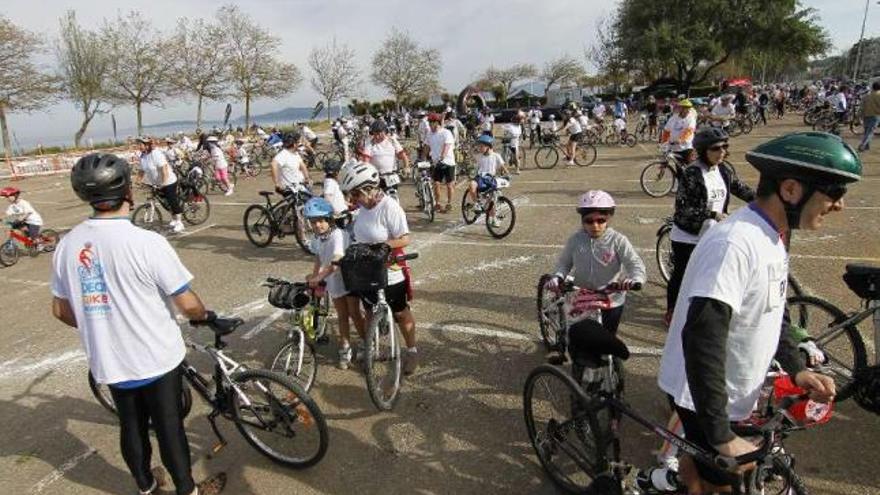 Ciclioturistas, con sus cascos, durante una marcha por Vigo este mes de mayo.  // Jorge Santomé