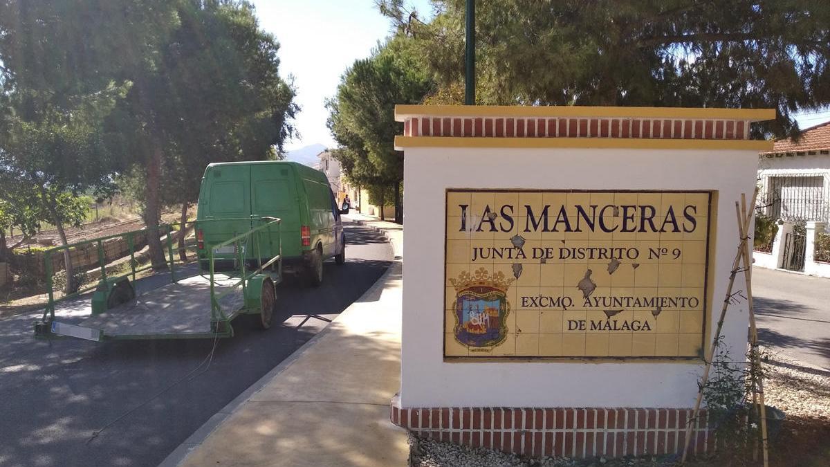 En la foto, el veterano cartel de cerámica que ha perpetuado una errata municipal a la entrada del barrio de Los Manceras y no Las Manceras.