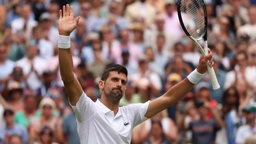 Djokovic se deja el primer set en su pase a cuartos de Wimbledon