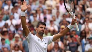 Novak Djokovic saluda tras ganar al poaco Hubert Hurcacz.