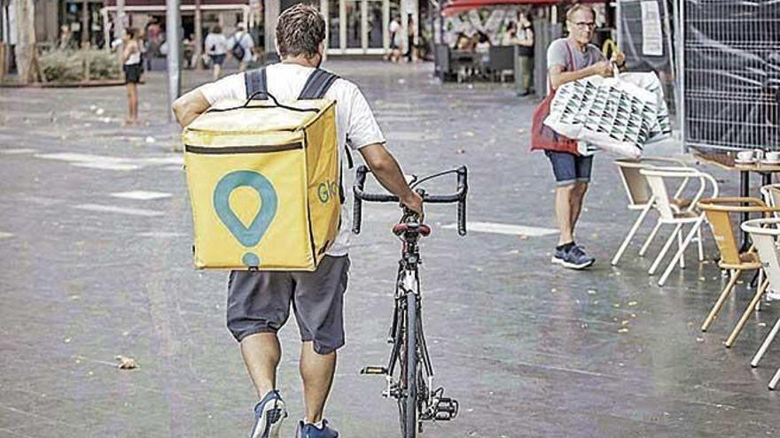 Ein Glovo-Ausfahrer bei der Arbeit in Palma de Mallorca.