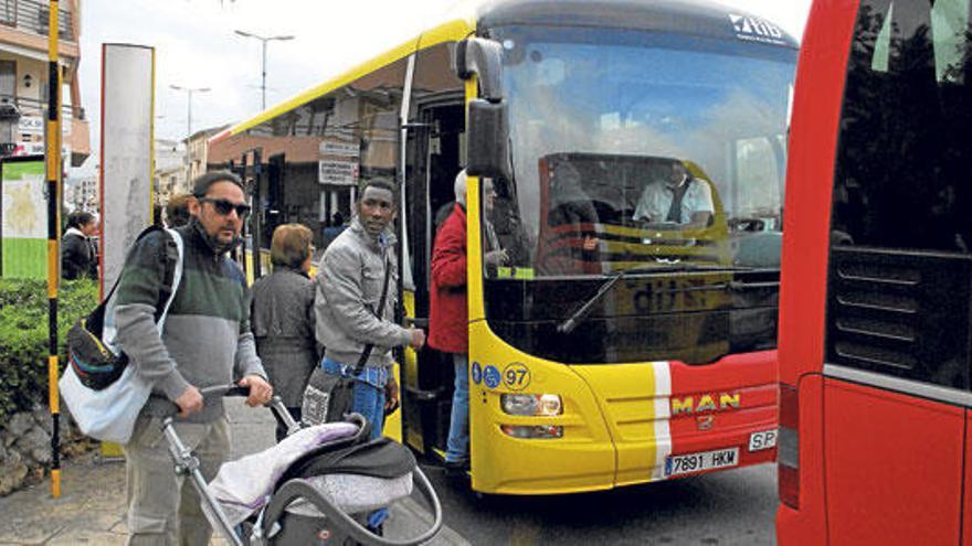 Momento de partida del bus de la línea 411 desde Manacor, con destino Palma.