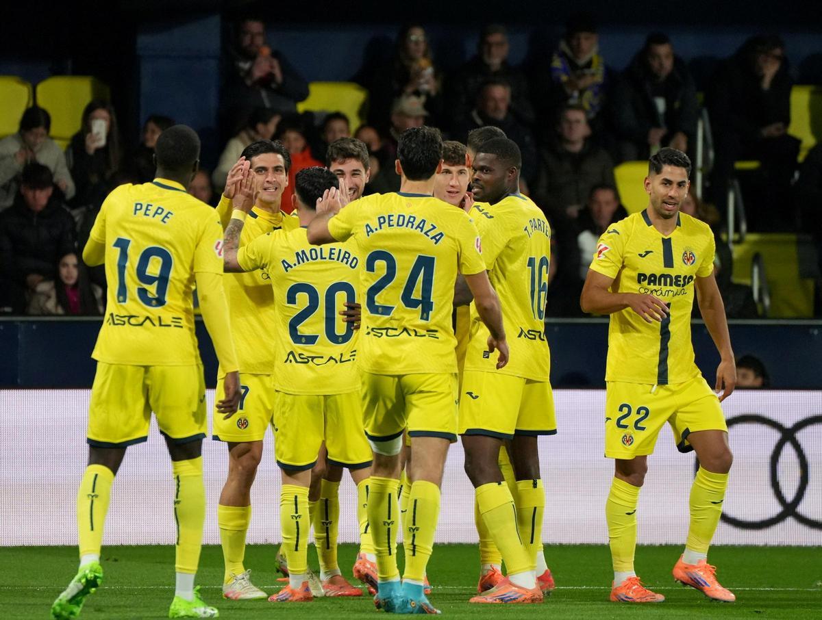 Los jugadores del Villarreal festejan uno de los goles de la presente temporada en el Estadio de la Cerámica, donde el Submarino es inexpugnable.
