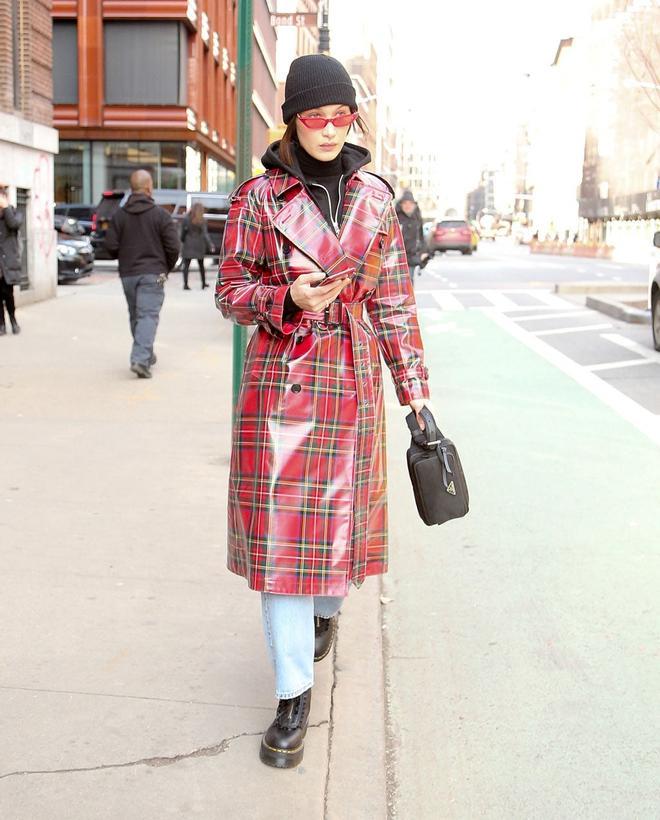 Bella Hadid con gabardina de cuadros escoceses de Burberry