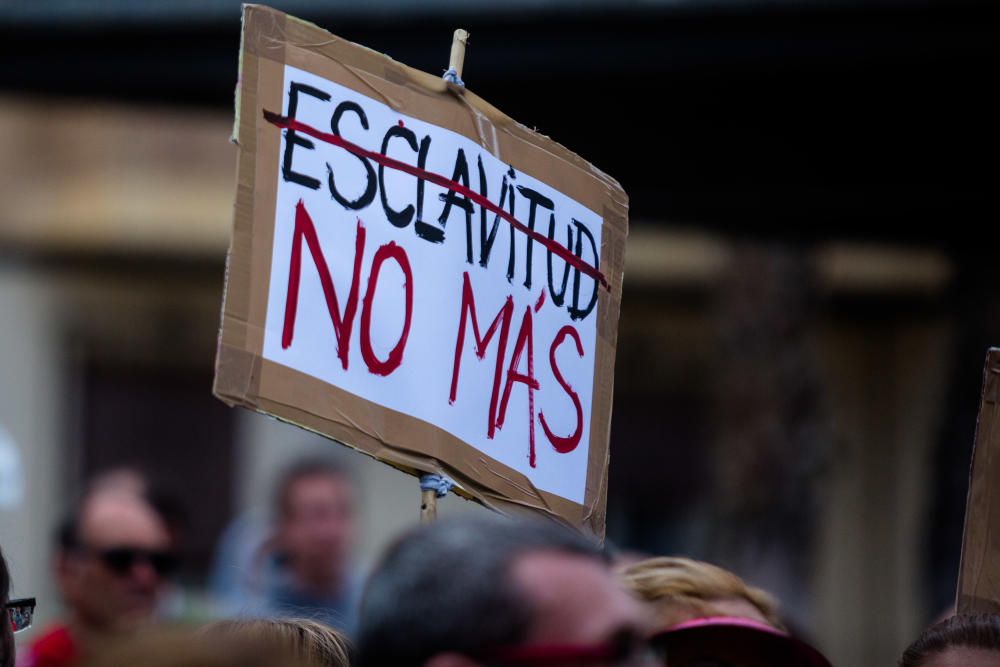 Multitudinaria manifestación contra la precariedad laboral en Benidorm