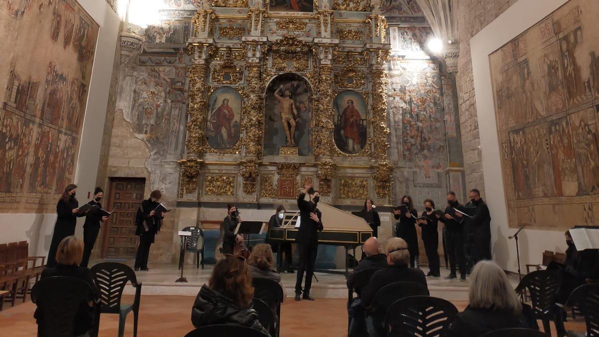 Los músicos interpretan una de las obras elegidas para el concierto en San Sebastián