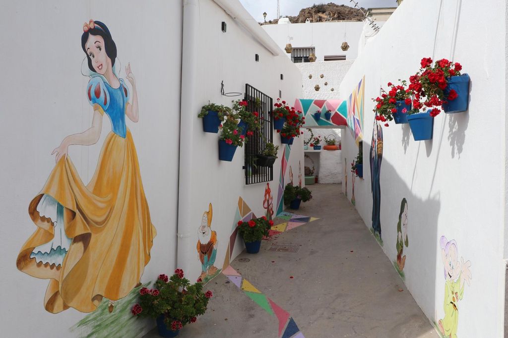 El curioso arte urbano de Vícar (Ruta de la costa de Almería, Tropical y Alpujarras)