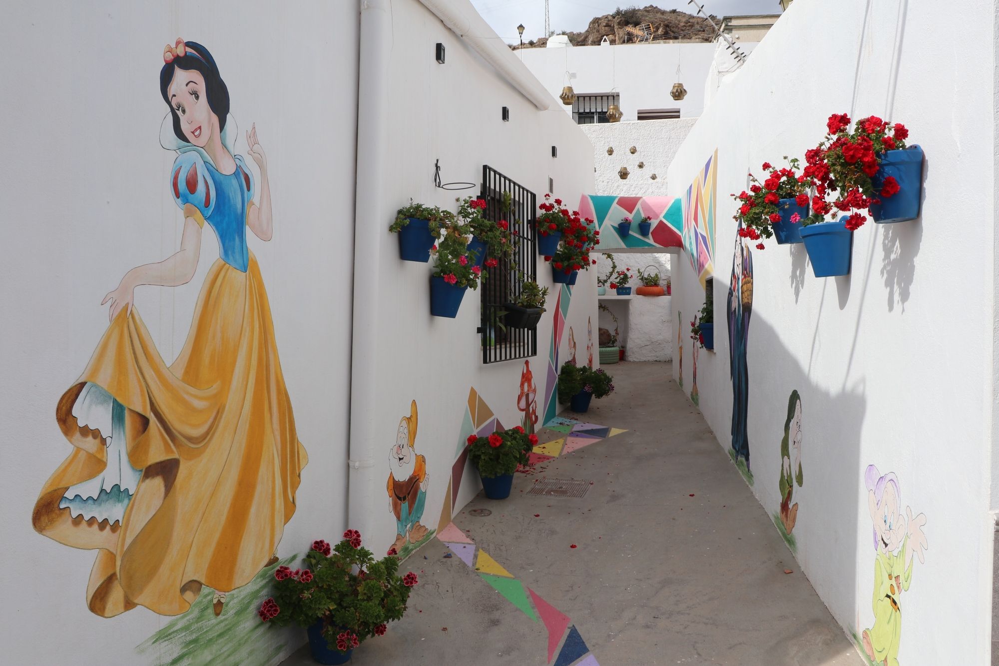 El curioso arte urbano de Vícar (Ruta de la costa de Almería, Tropical y Alpujarras)