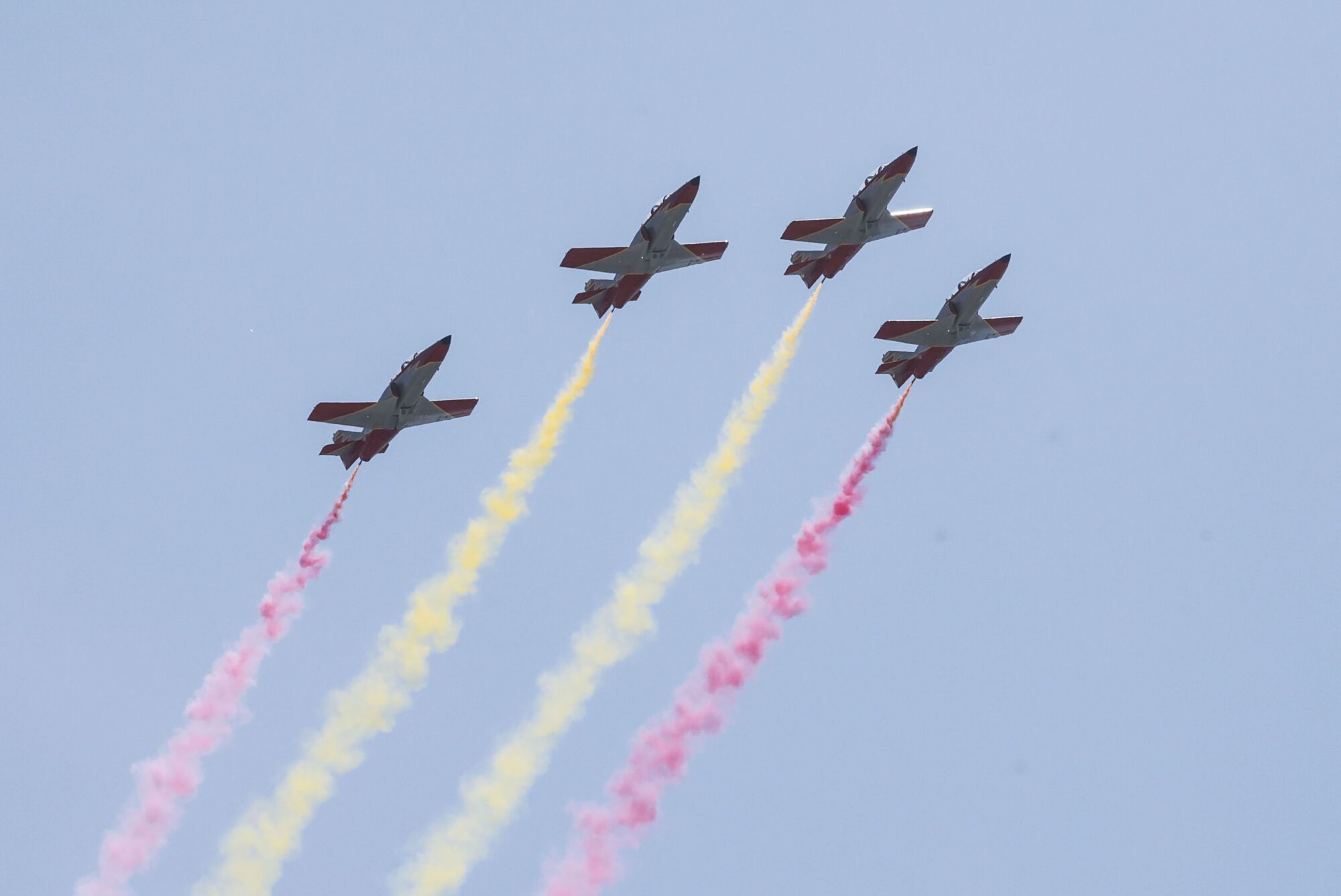 JEREZ DE LA FRONTERA (CÁDIZ), 27/04/2025.- Exhibición de la Patrulla Águila en el circuito 'Ángel Nieto' de Jerez de la Frontera durante el Gran Premio de España MotoGP 2025 este domingo. EFE/ Jose Manuel Vidal