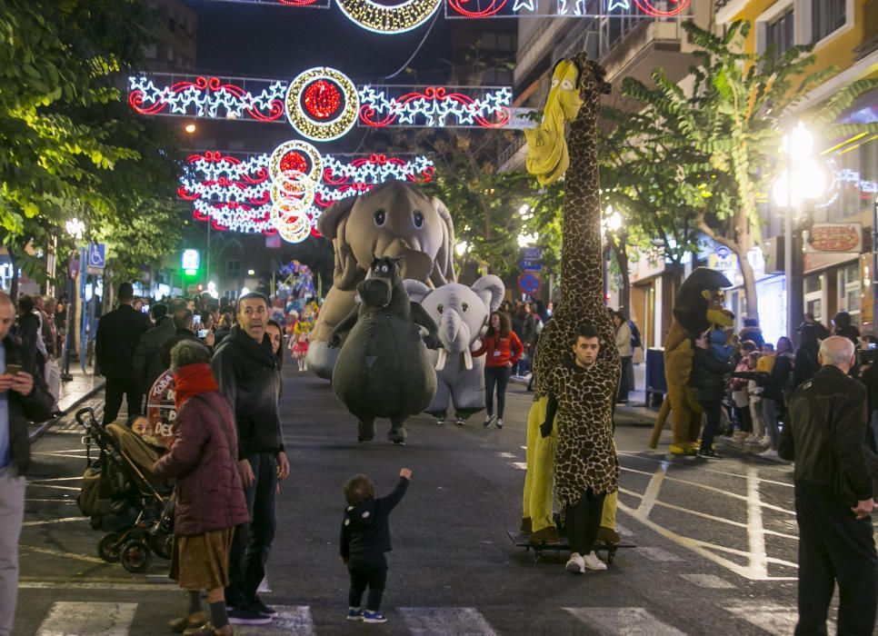 Los carteros reales recogen las misivas de los niños en Alicante