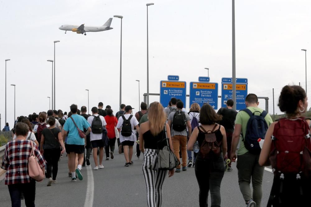 Milers de persones a l'aeroport del Prat