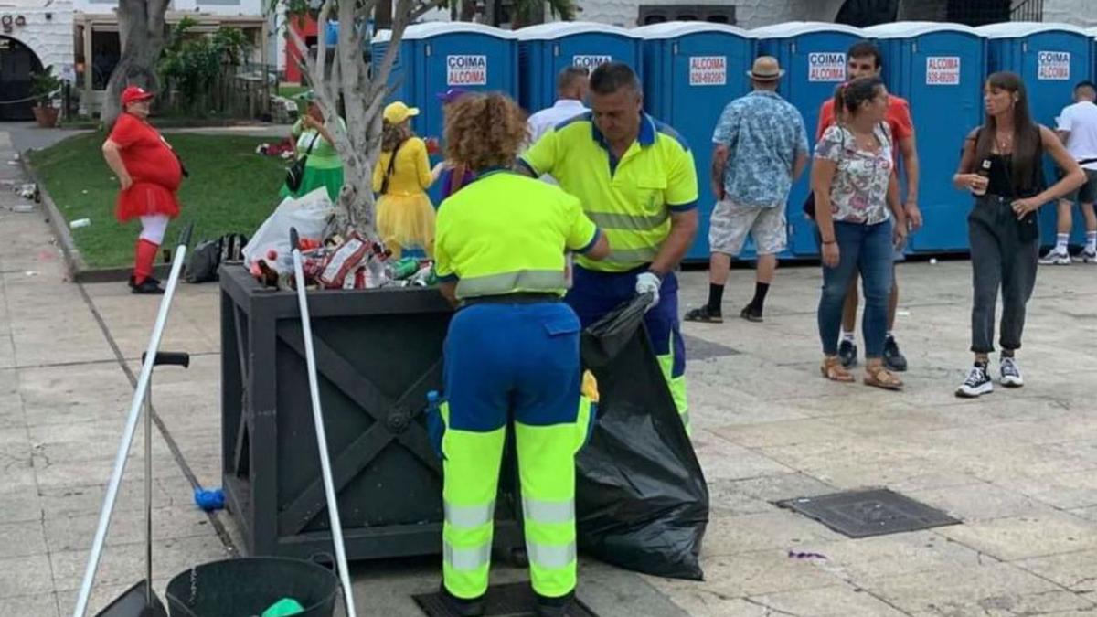 Varias operarios limpian la ciudad durante los pasados Carnavales. | | LP/DLP