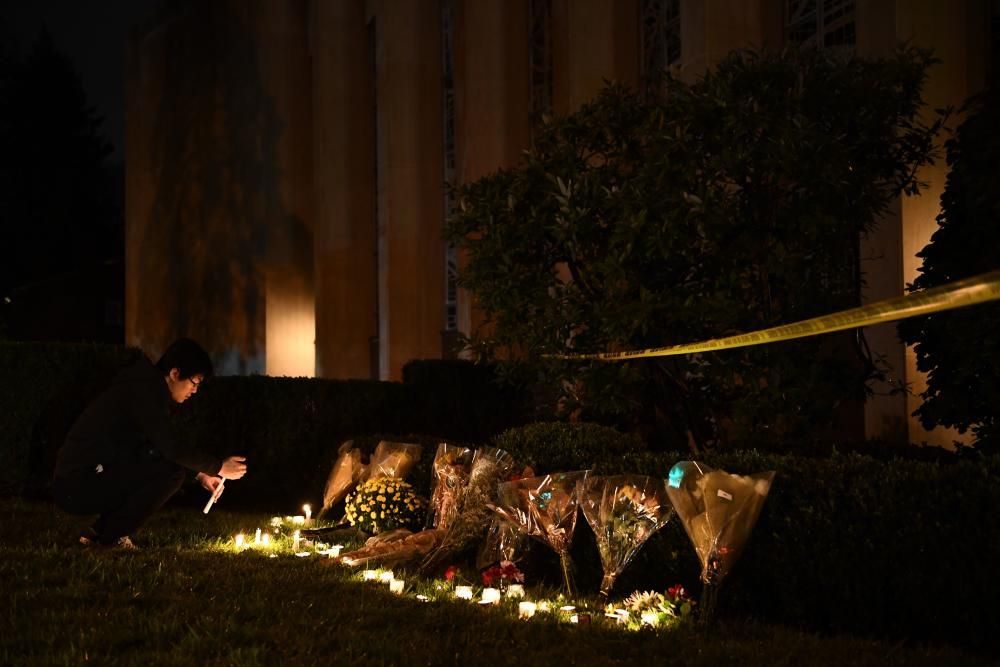 Cientos de personas han tomado parte en actos de recuerdo a las víctimas del ataque antisemita en Pittsburgh.